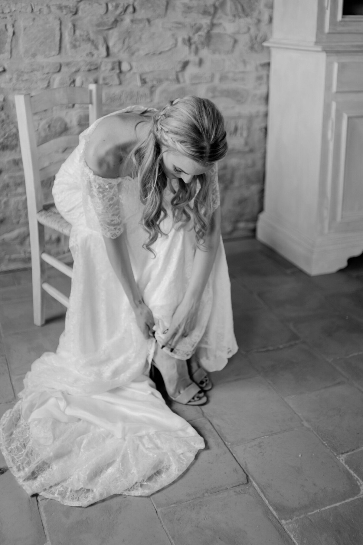 008_Tuscany_Destination_Wedding_Photographer-24_A tuscany wedding in the Chianti hills captured by Flora and Grace Wedding Photography. 