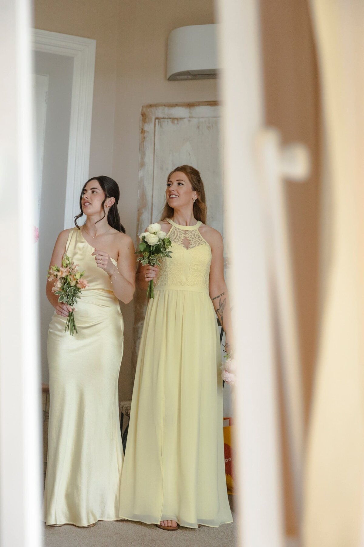 bridesmaids-yellow-dresses-french-wedding