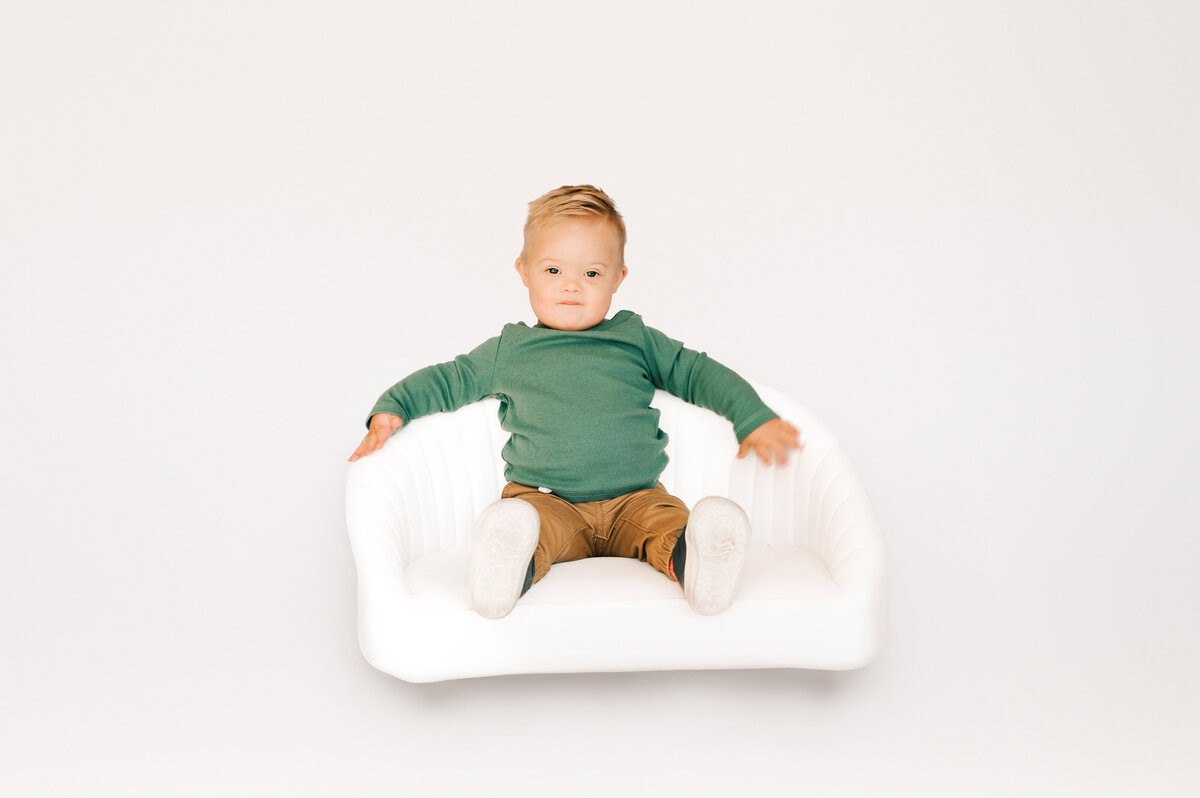 Springfield MO photographer captures toddler boy relaxing on couch