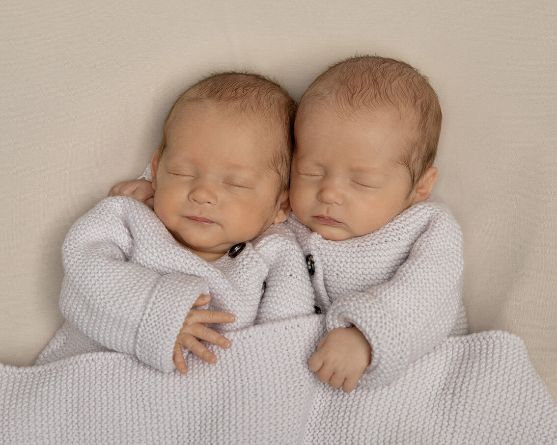 barnefotografoslo-babyportretter-lillevenn-tvillinger-brødre-nyfødt-nyfødtfoto-studioelisenberg