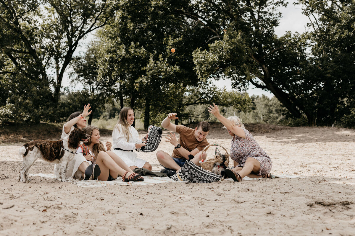 Gezellige en spontane foto van een gezin in Drenthe