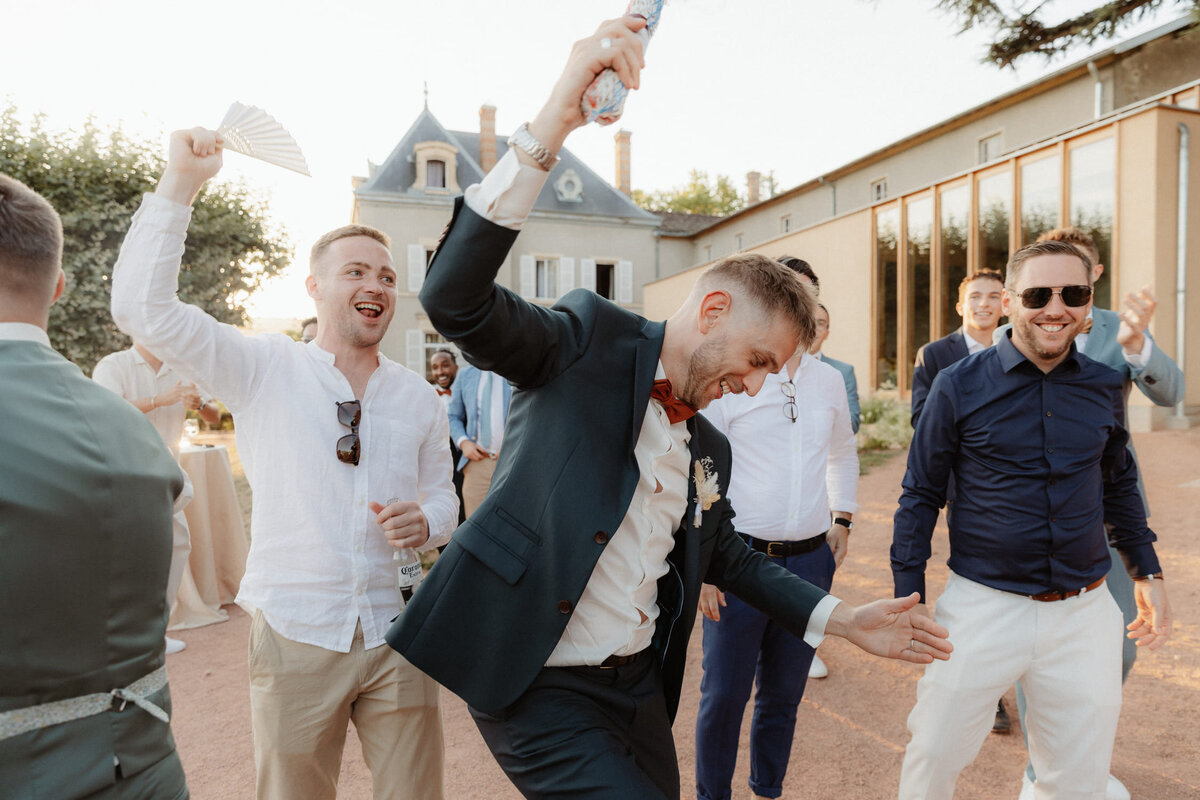 Prisylia-et-Guillaume-cocktail-mariage-invites-joyeux