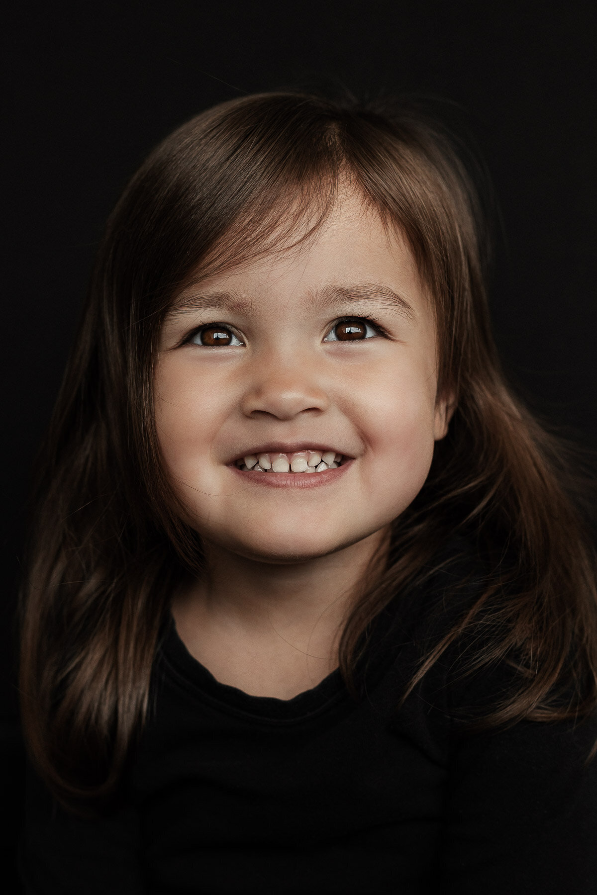 portretfoto kind zwarte achtergrond