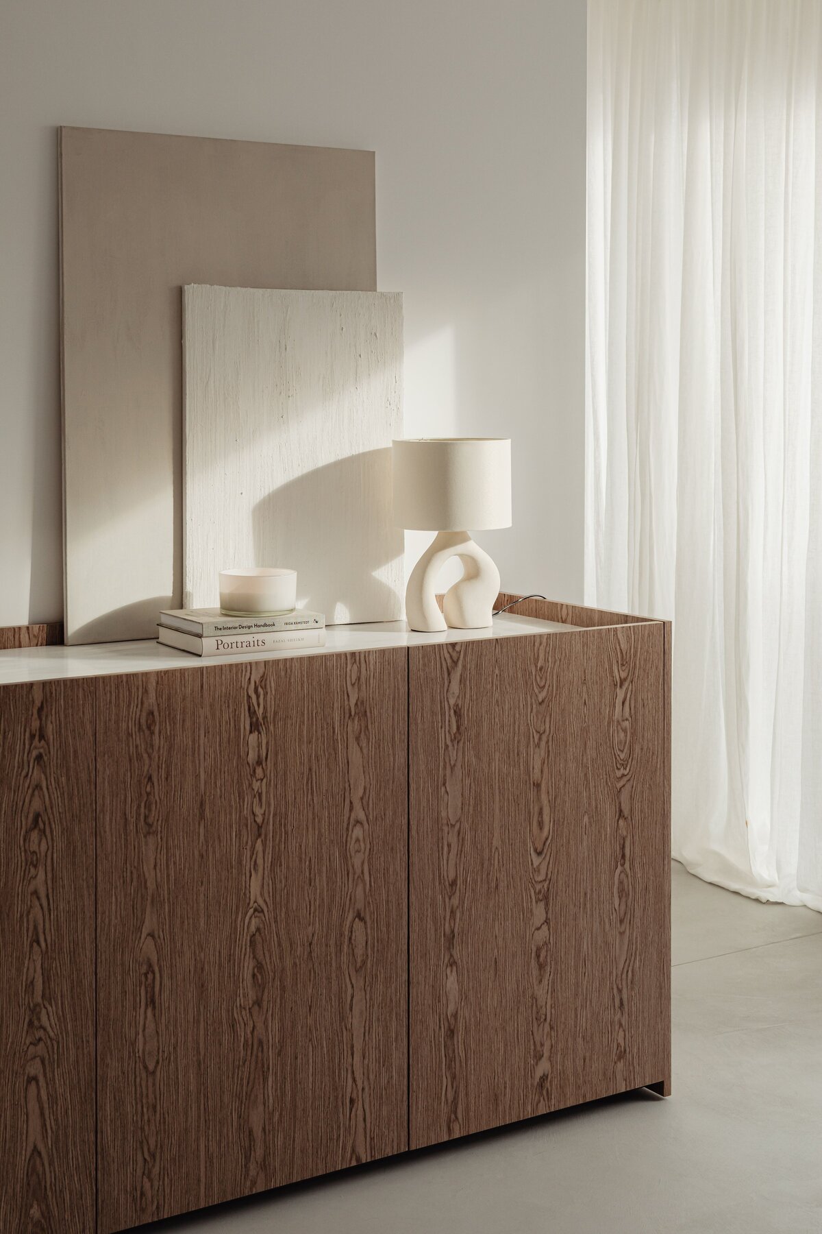 processed_kaboompics_ceramic-lamp-styled-on-a-commode-with-a-stone-top-28402