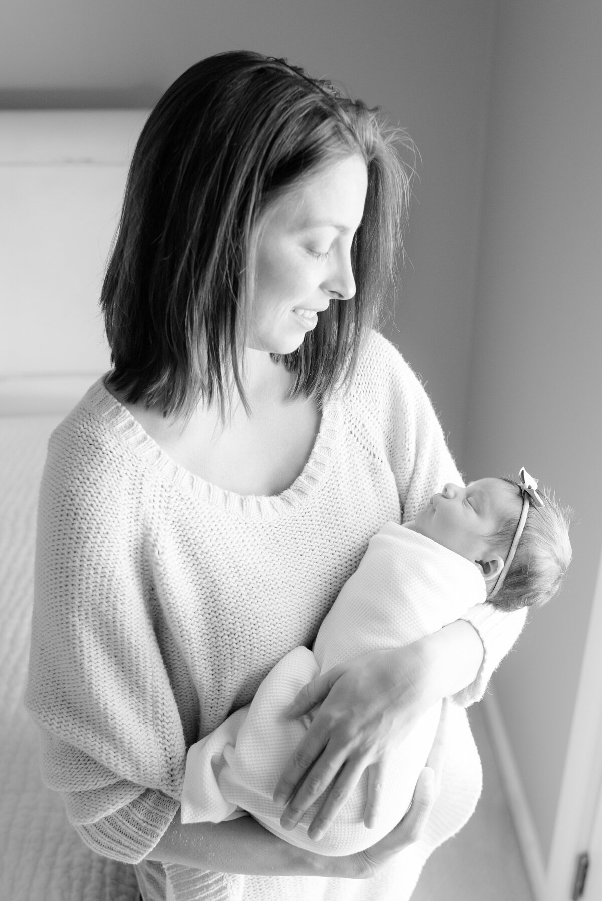 11_neutral-at-home-newborn-session_baby-girl_ckp