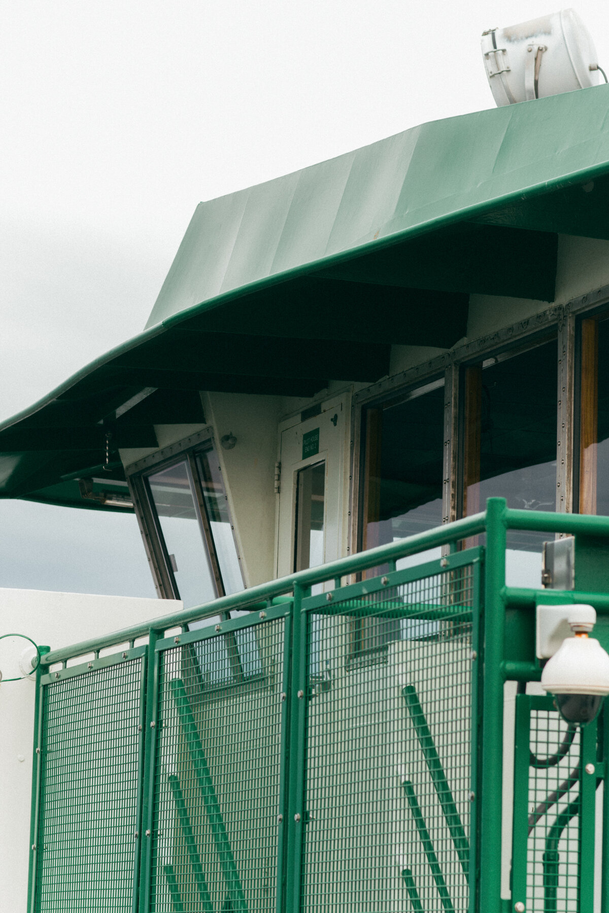 couples-session-seattle-ferry-jennifer-moreno-photography-documentary-style-washington