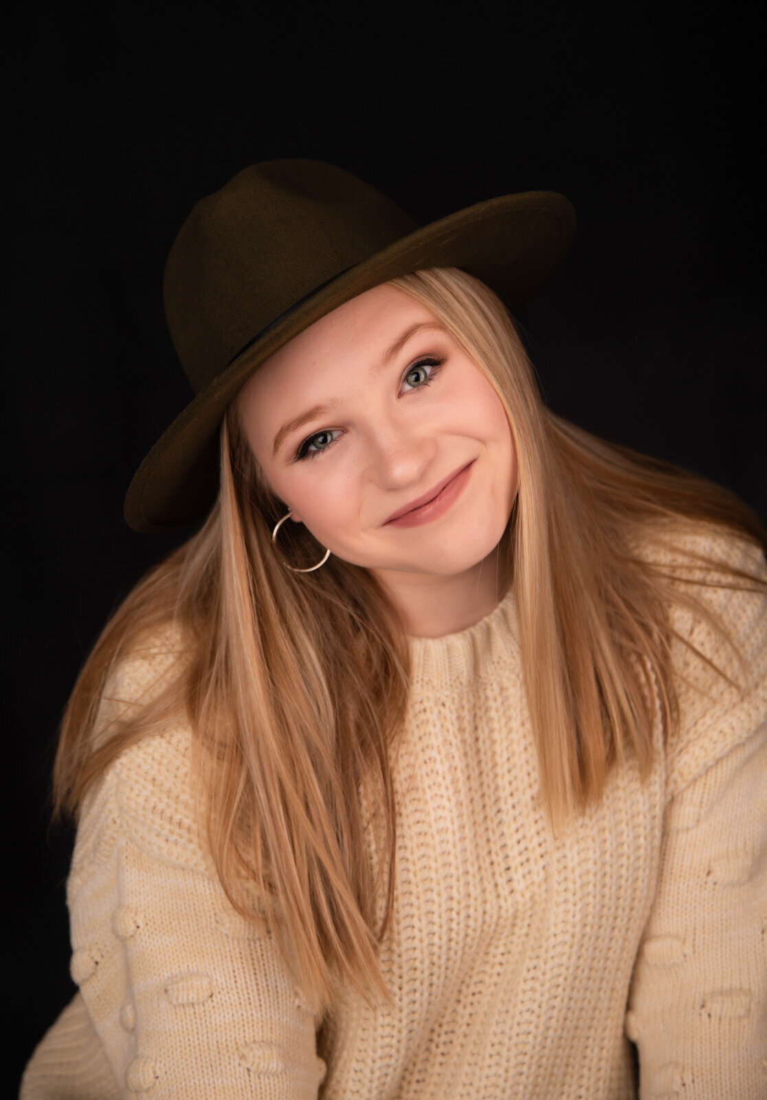 teen-girl-posing-in-studio-with-brown-hat