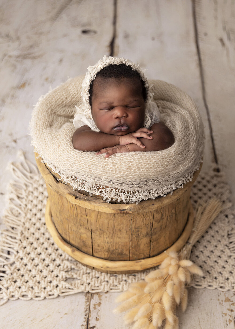 NEWBORN_BABYGIRLPOSEDINAWOODENBUCKET