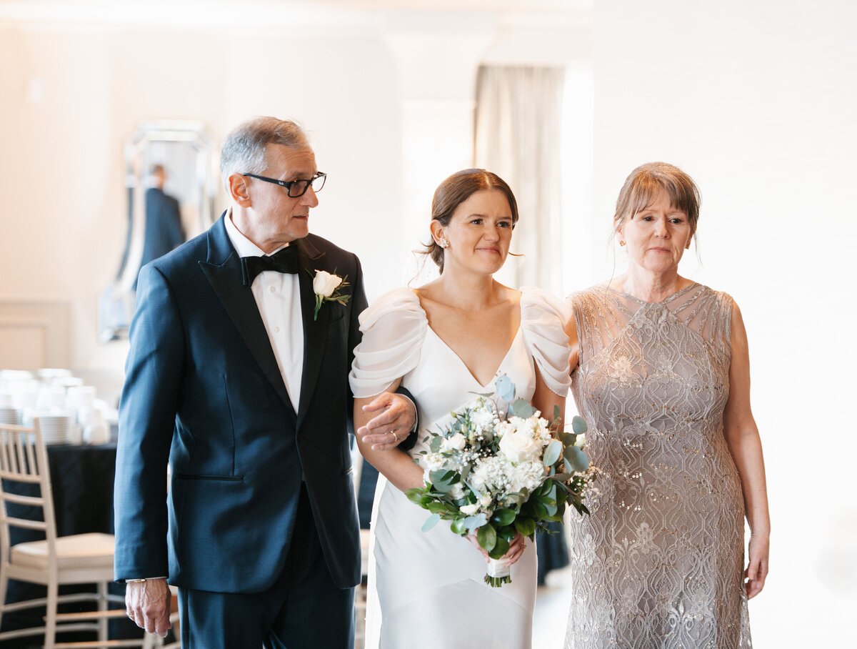 Celebrate your wedding at Saphire Estate, a stunning lakefront venue in Massachusetts. Elegant spaces, scenic views, and timeless photography opportunities