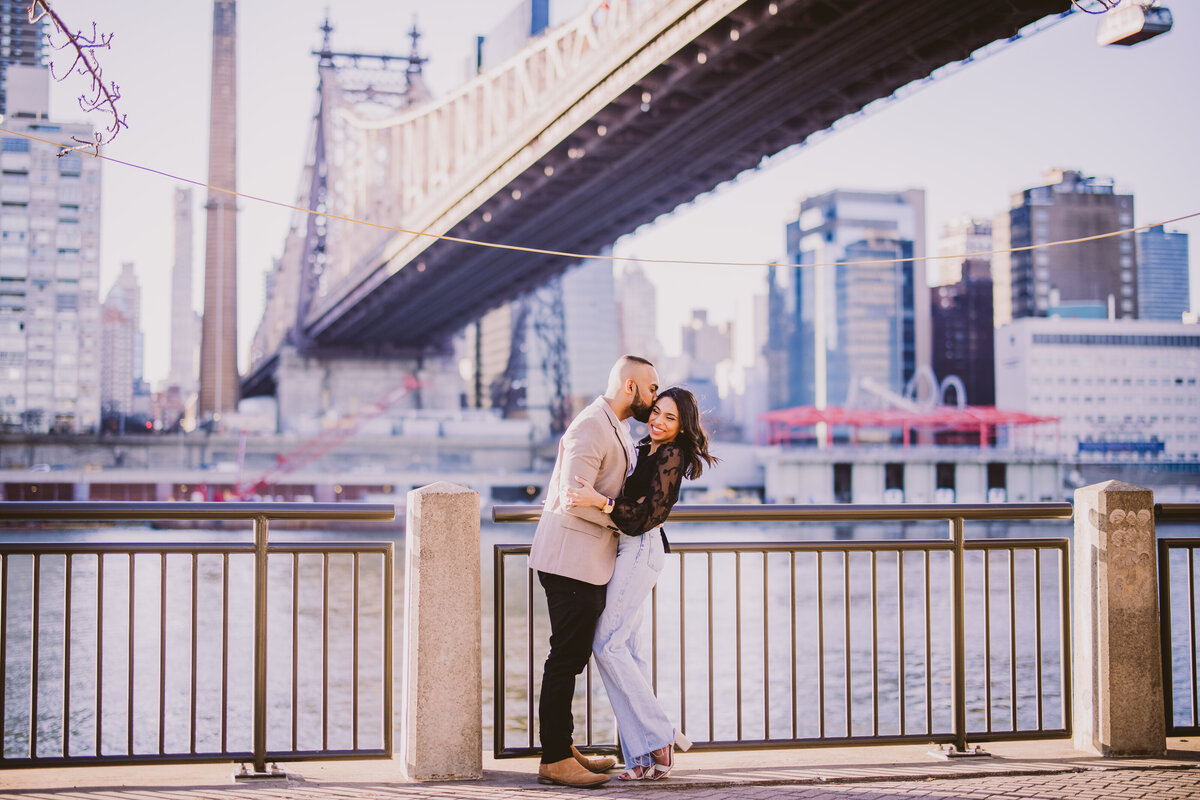 A couple kissing at the promenade at roosevelt island