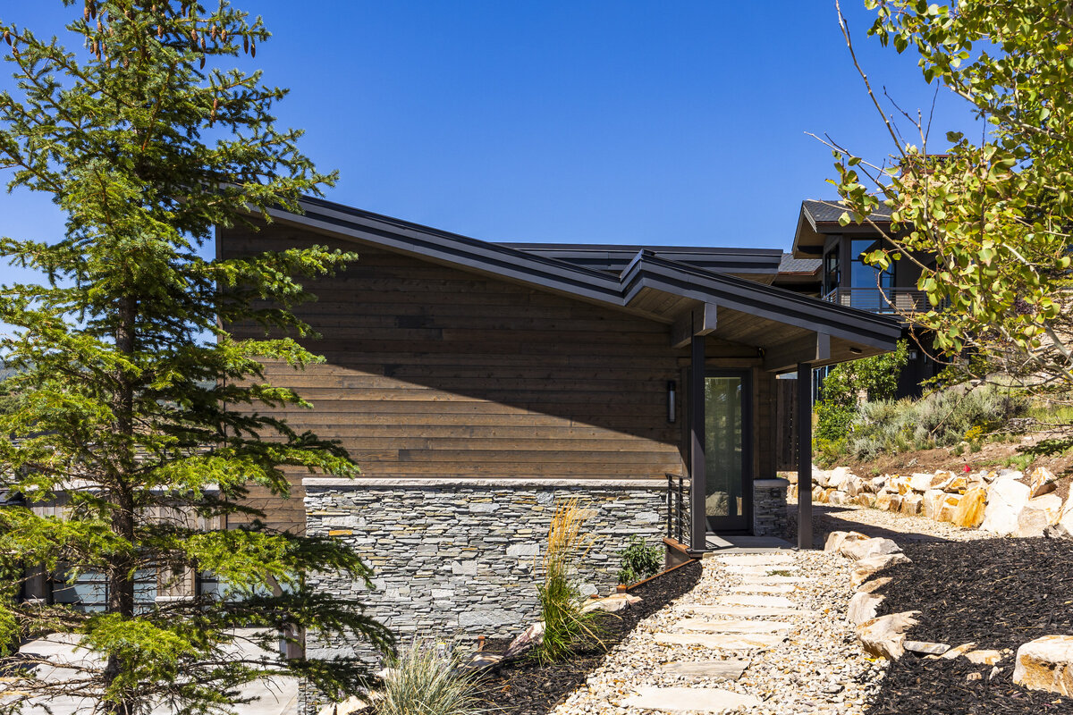 01-9319GoldenSpikeCourt_EXTERIORS01