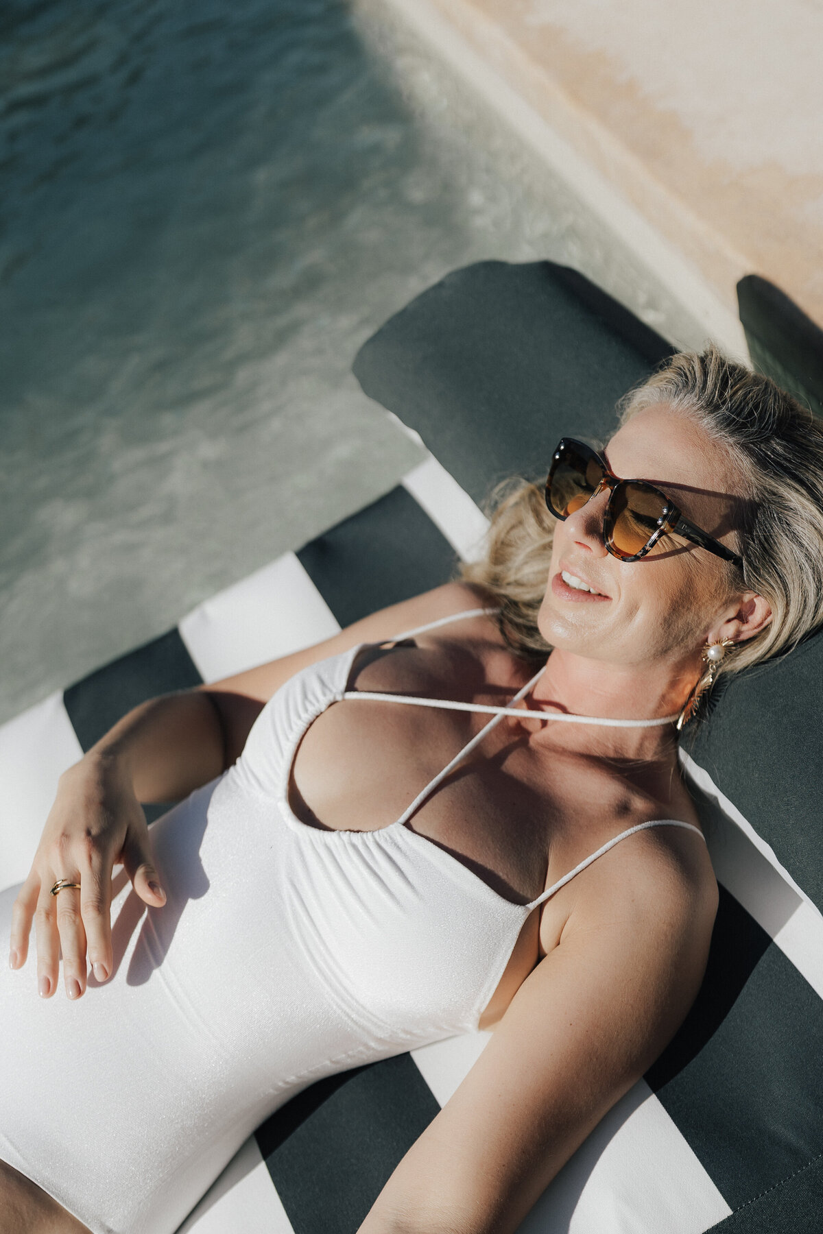 mallorca-poolside-bridal-portrait