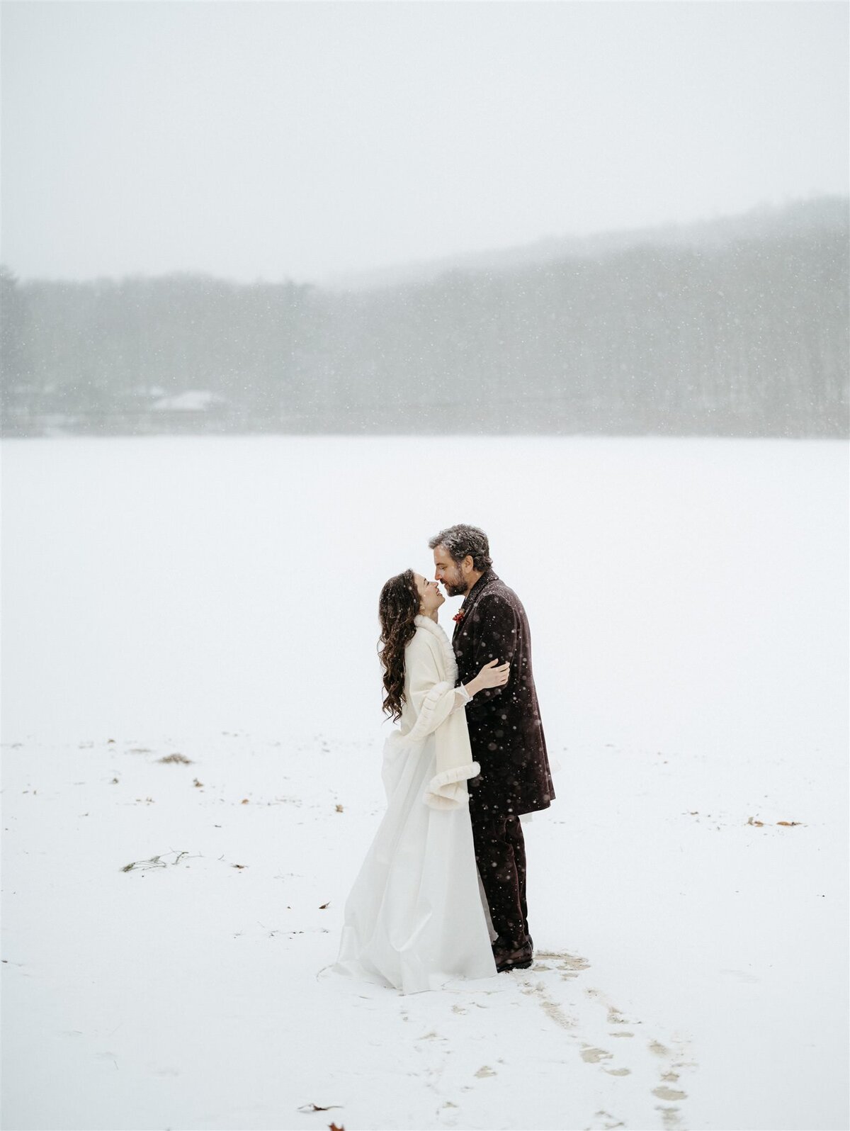 bride-groom-winter-wedding