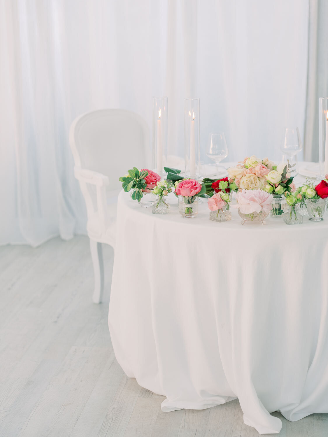 Table setting in Villa Mon Repos from Luana Aloi