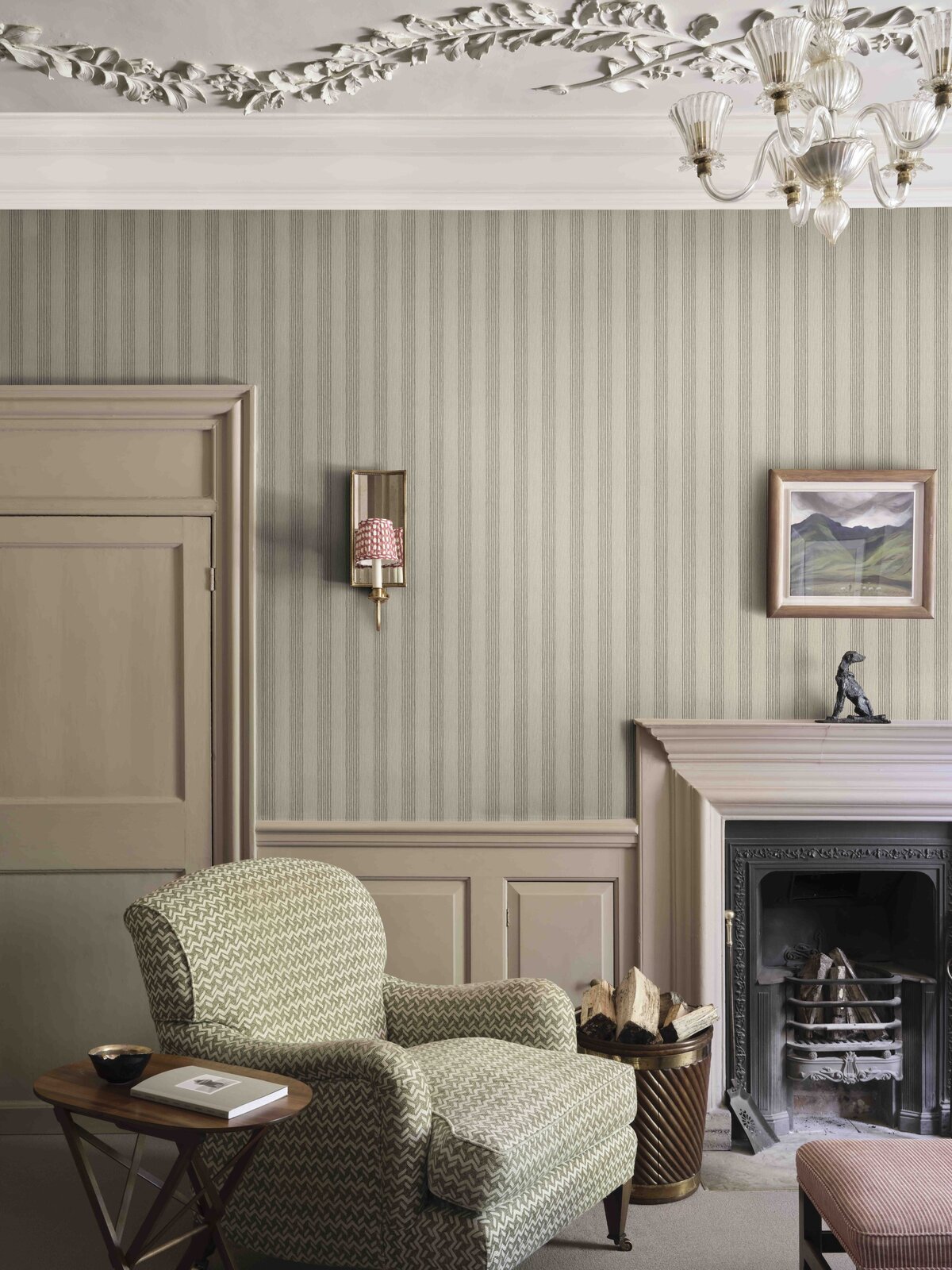 FERMOIE-AUTUMN 25-WALLPAPER-GREEN-TICKING-WPTICK-007-ARMCHAIR-CHIL-015-LAMPSAHDE-PG-022-CHAIR-L-005-LIFESTYLE-MED