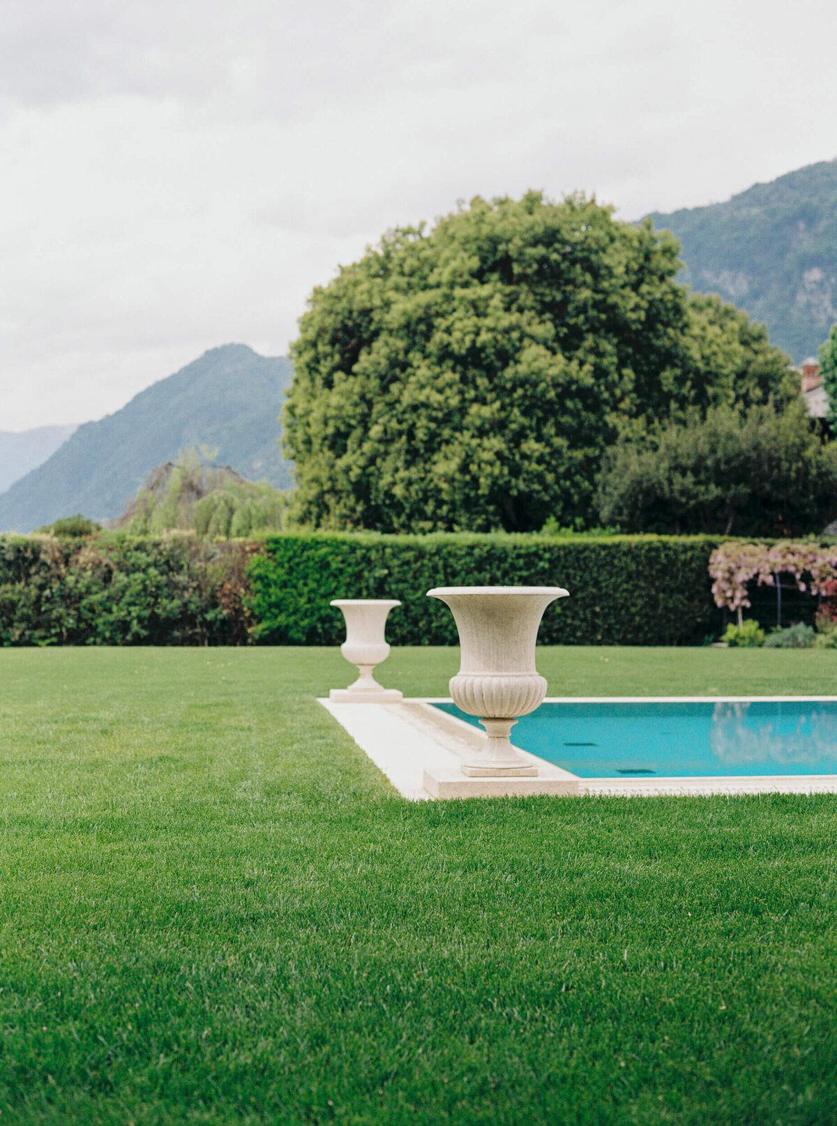 A wedding photo of the gardens at the wedding venue villa balbiano on lake como