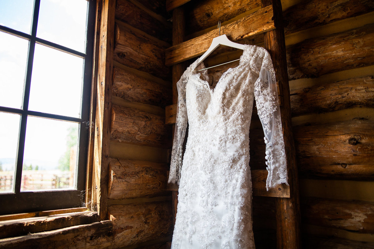 Strawberry-Creek-Ranch-Wedding-Ashley-McKenzie-Photography-Romantic-Mountain-Affair-Navy-Blush-Colorado-wedding-dress