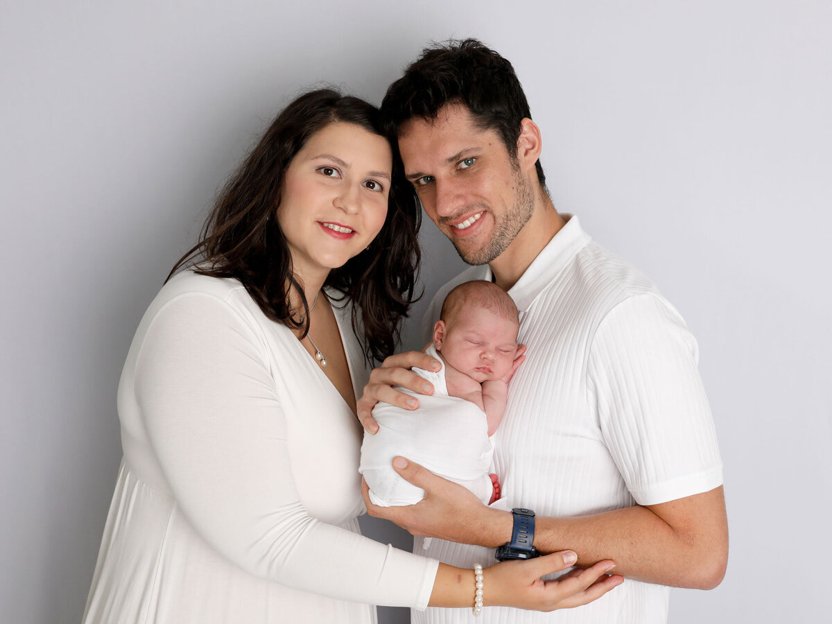 Newborn-photography-session-newborn-in-father's-arms-with-mother,-family-photo,-photo-taken-by-Janina-Botha-photographer-in-Burlington-Ontario