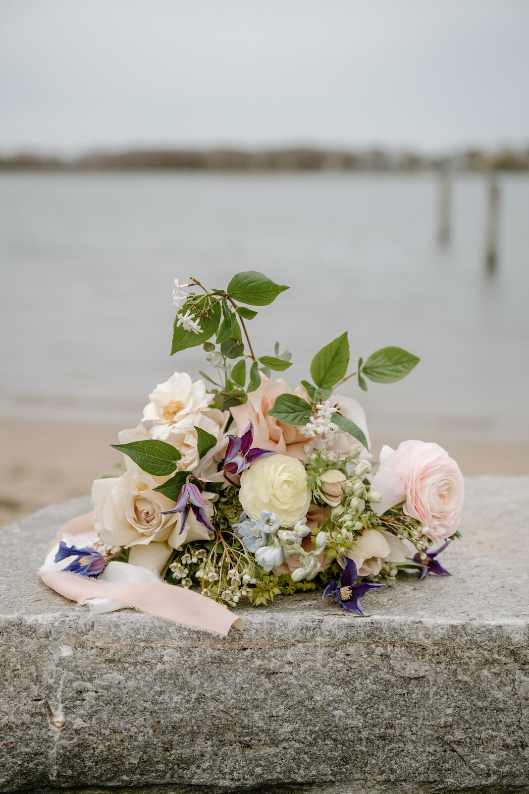 mystic-ct-coastal-wedding-flowers-tableware-rentals-petals-_-plates-45