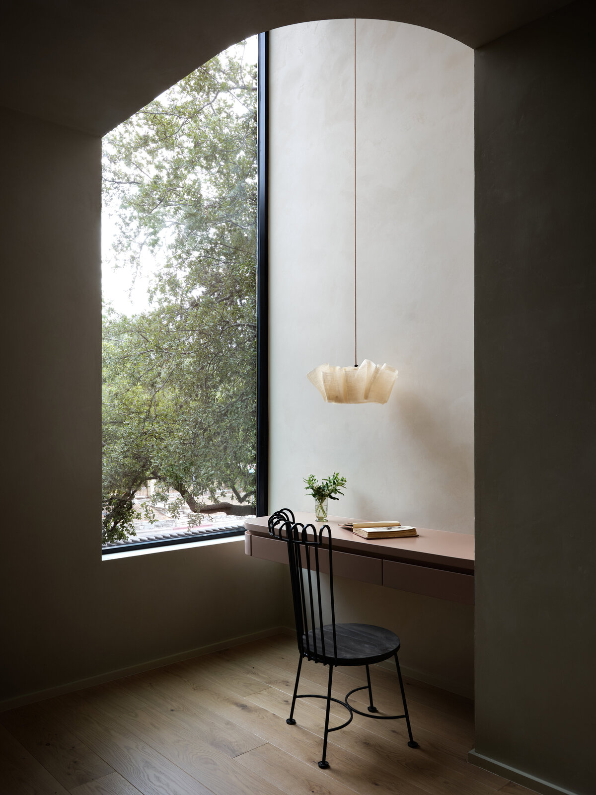 children-bedroom-light-well-curved-plaster-ceiling-pinch-london-anders-pendant-custom-desk-pink-bedroom-large-window-austin-home-belgian-modern-house-franc