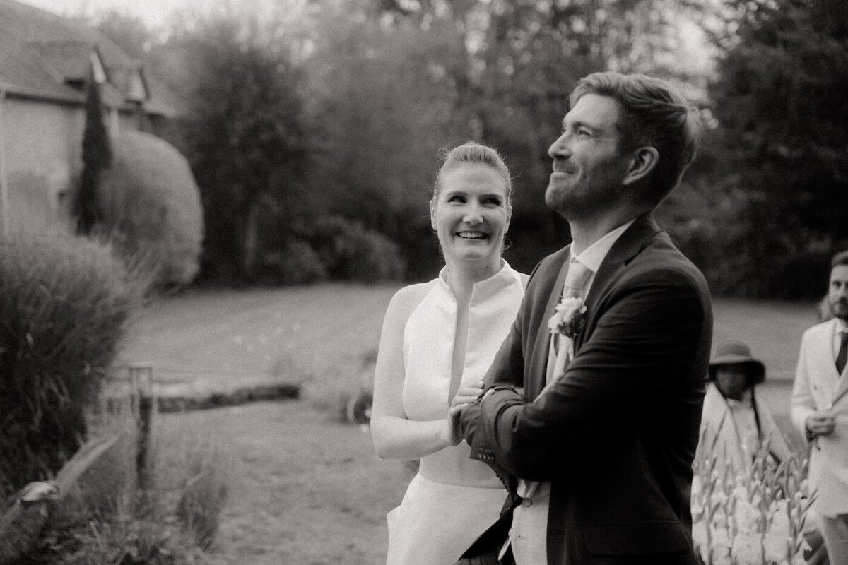 Clarisse et Corentin, complices, échangent un regard tendre au Château de Beaussais. Un instant suspendu par Kamescop.