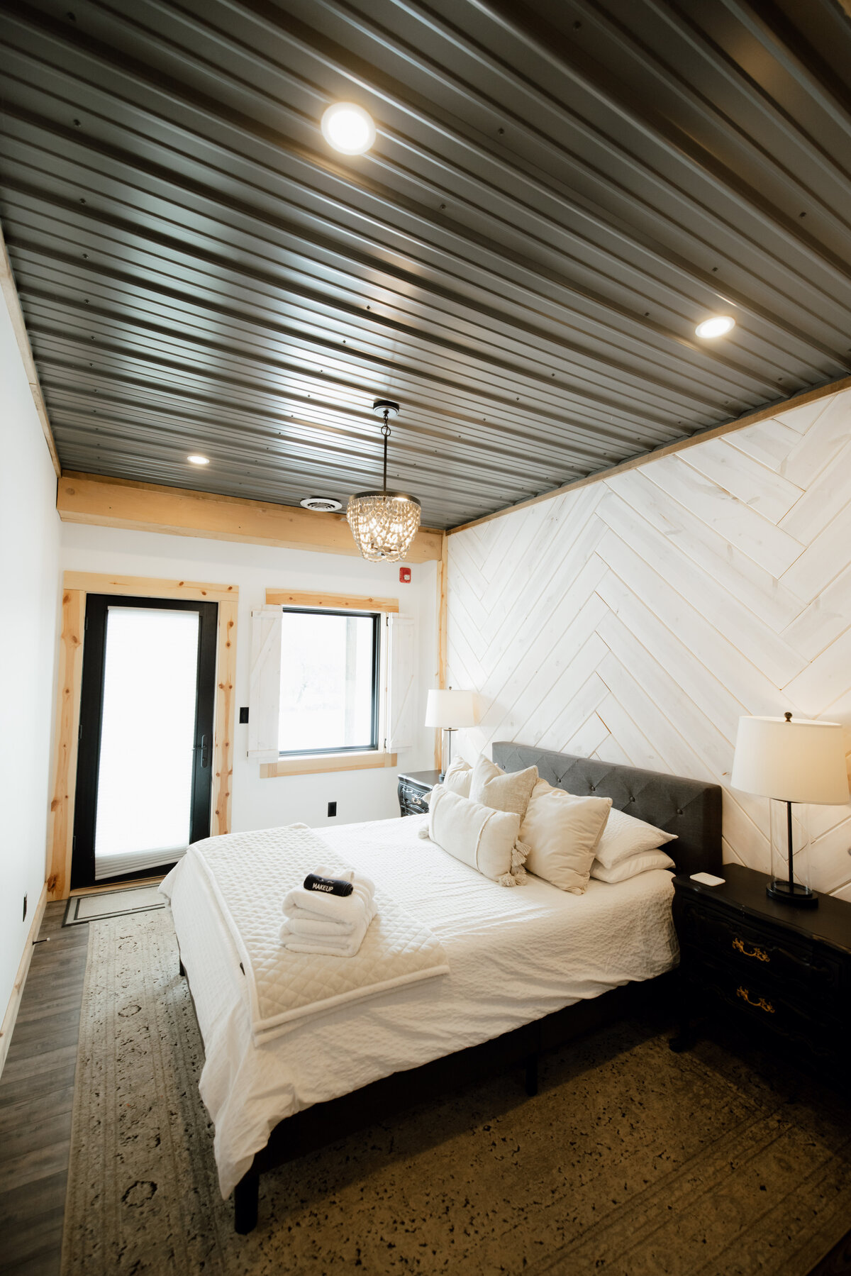 Bear-Ridge-Destination-barndo-suites-rosie-photo-video-8