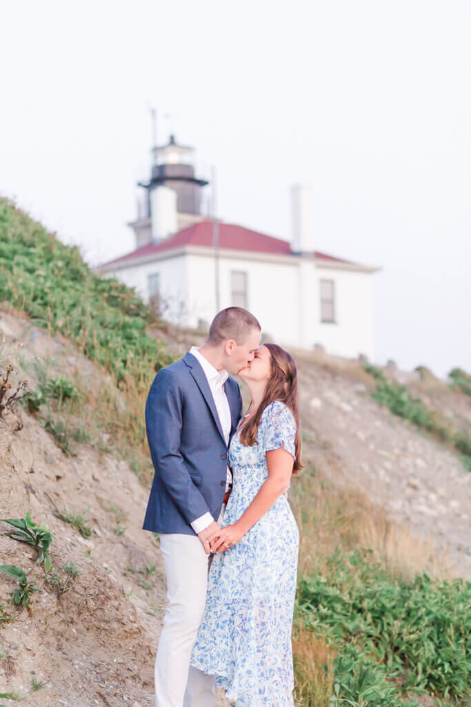 coastal engagement session at beavertail state park lighthouse in jamestown RI (18)