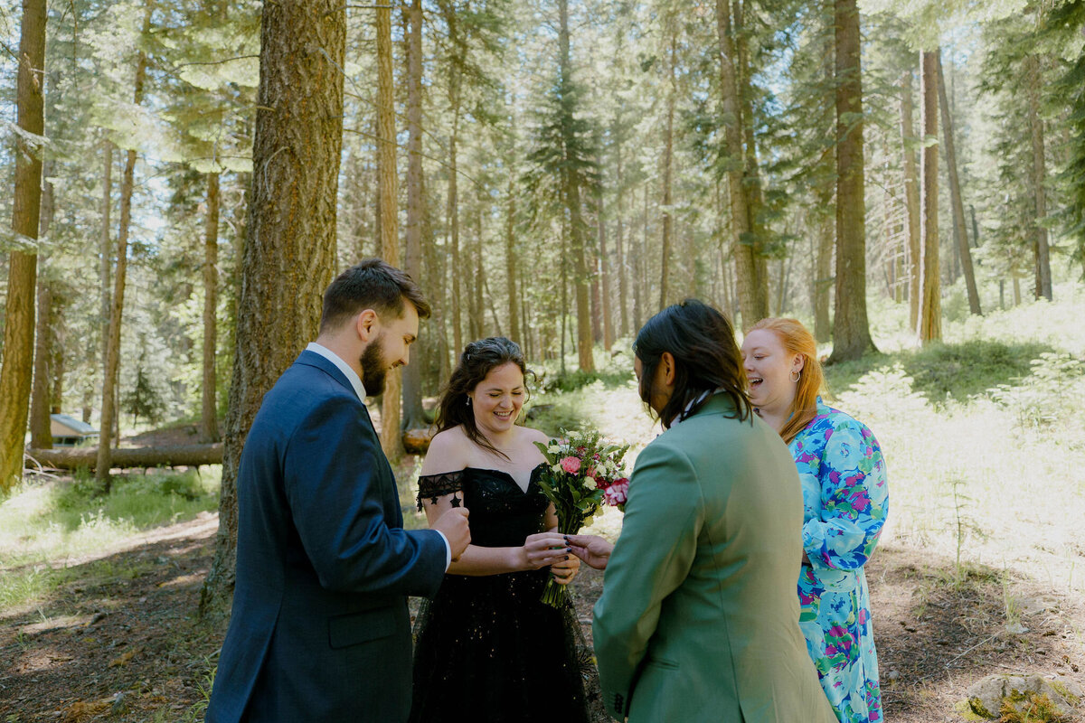 Ceremony_Brenda&JanieElopementPhotos_OregonWeddingPhotographer_KuroCreativeHouse-19