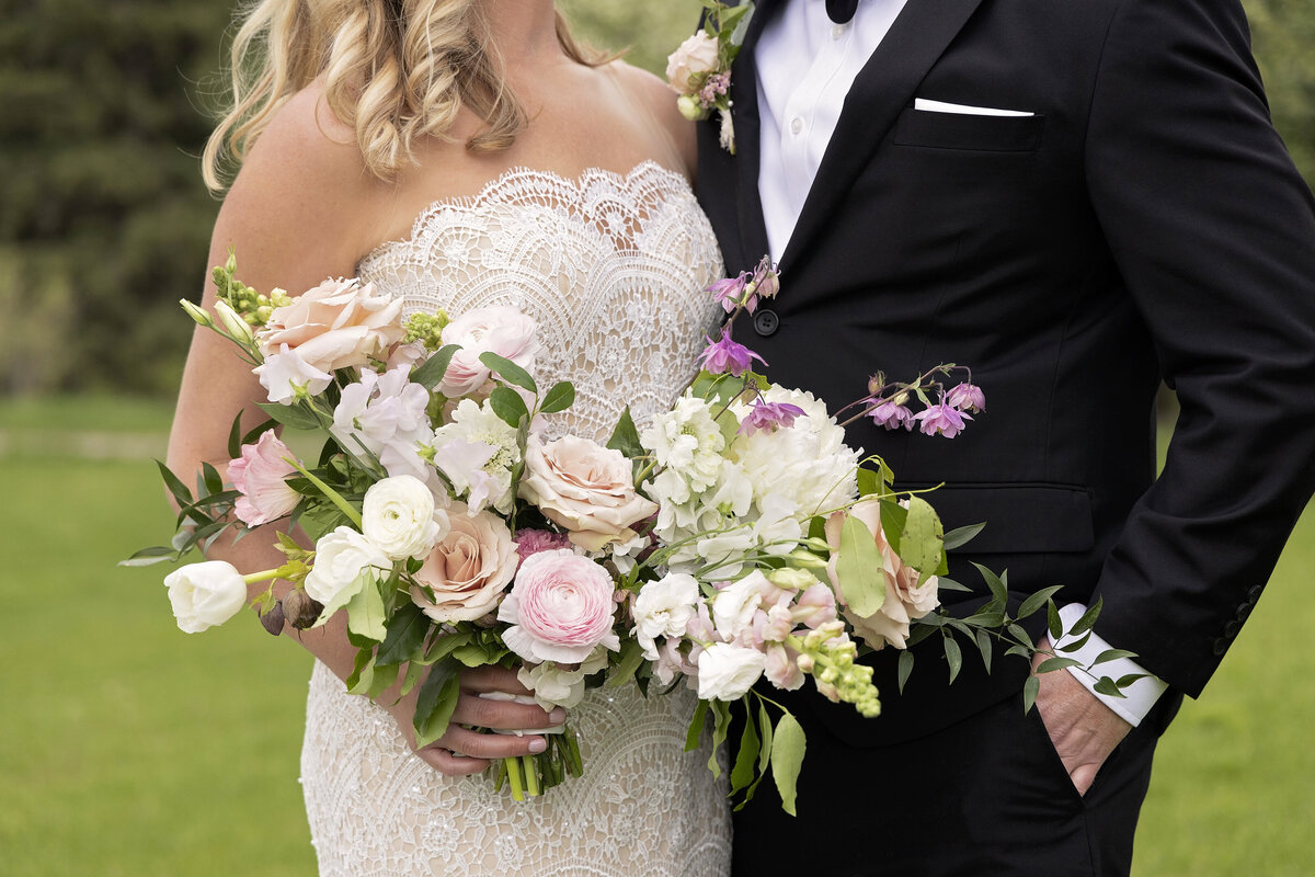 Shanna-Mae-Photography-Montana-Photographer-Wedding-Outdoors-Unique-Elegant-Flowers-Bouquet-Ennis-Bozeman-013