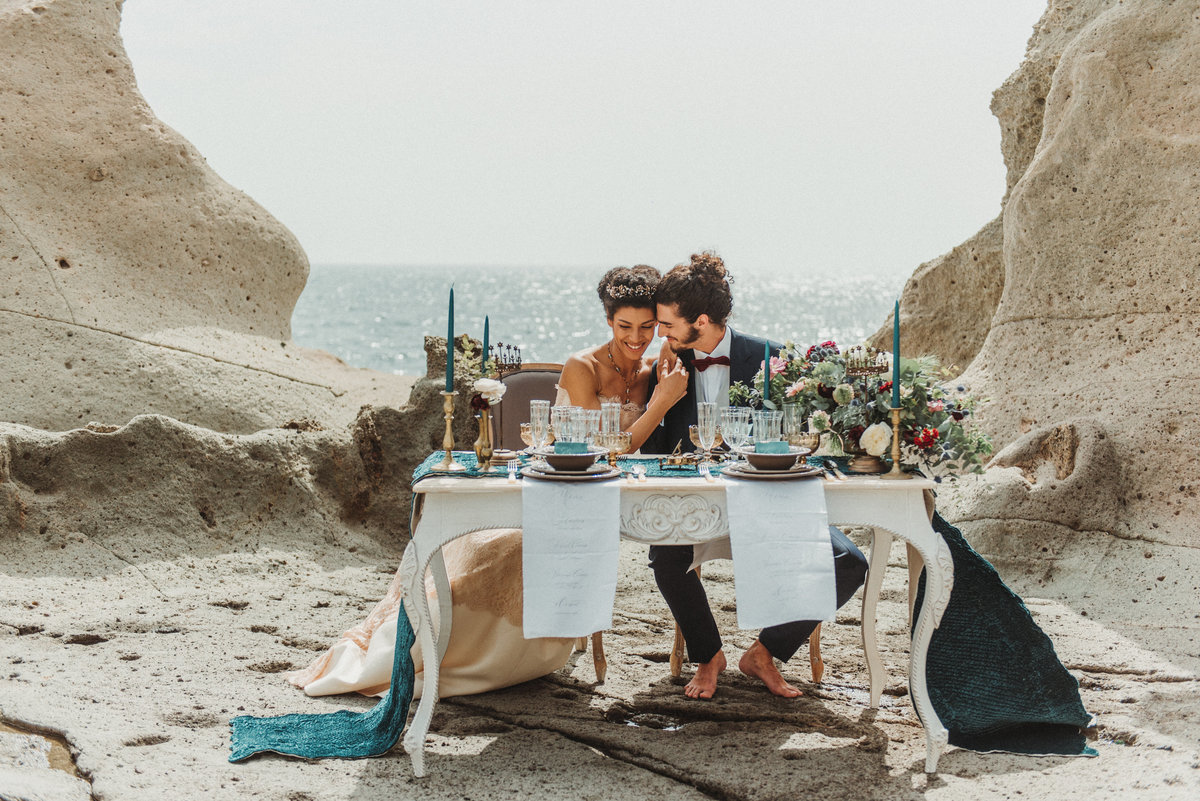 A delabrè wedding style between the sea and the rocks of Sardinia
