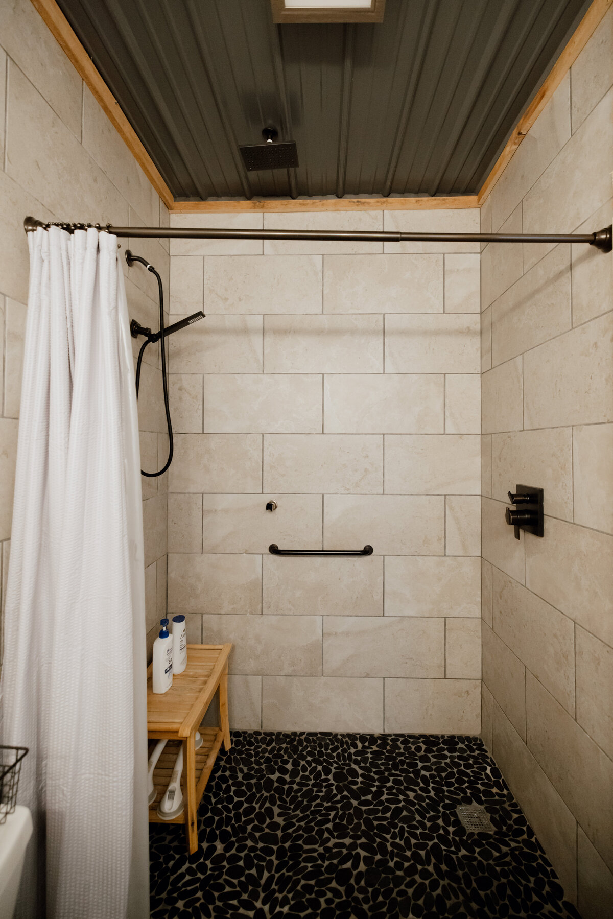 Bear-Ridge-Destination-barndo-suites-rosie-photo-video-2