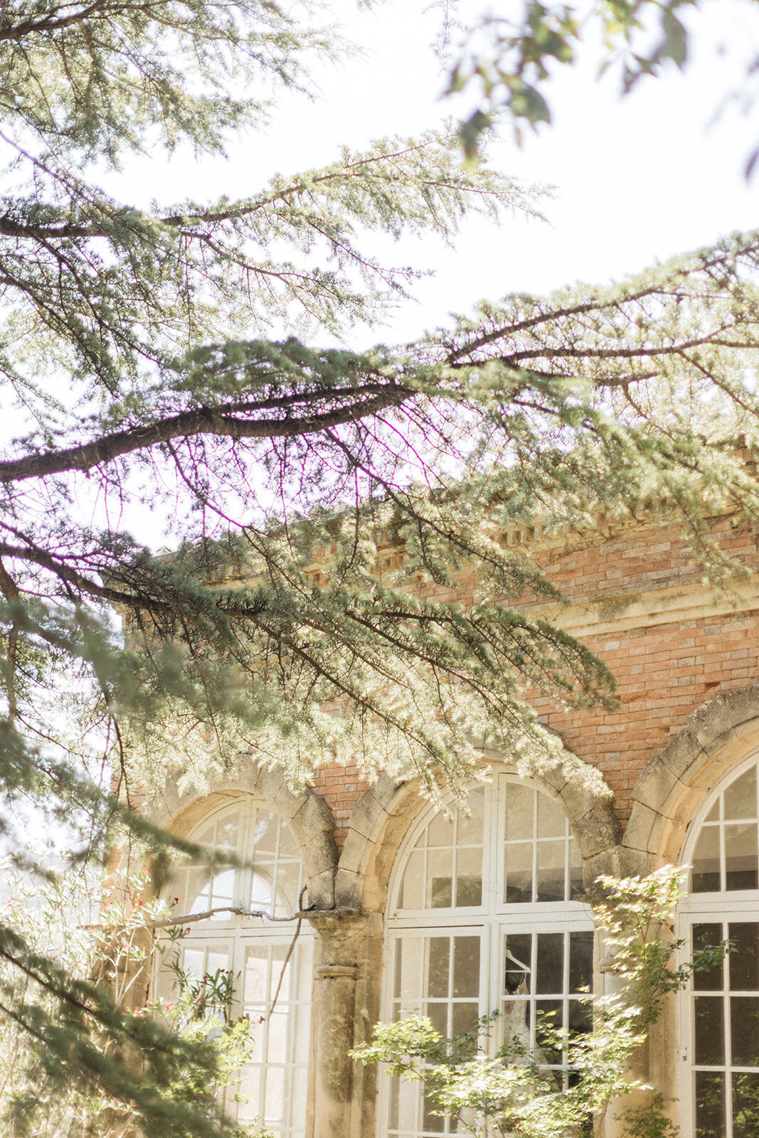 Lily Maxx wedding at chateau Robernier in a Monique Lhuillier gown - Veronique Lorre florist4