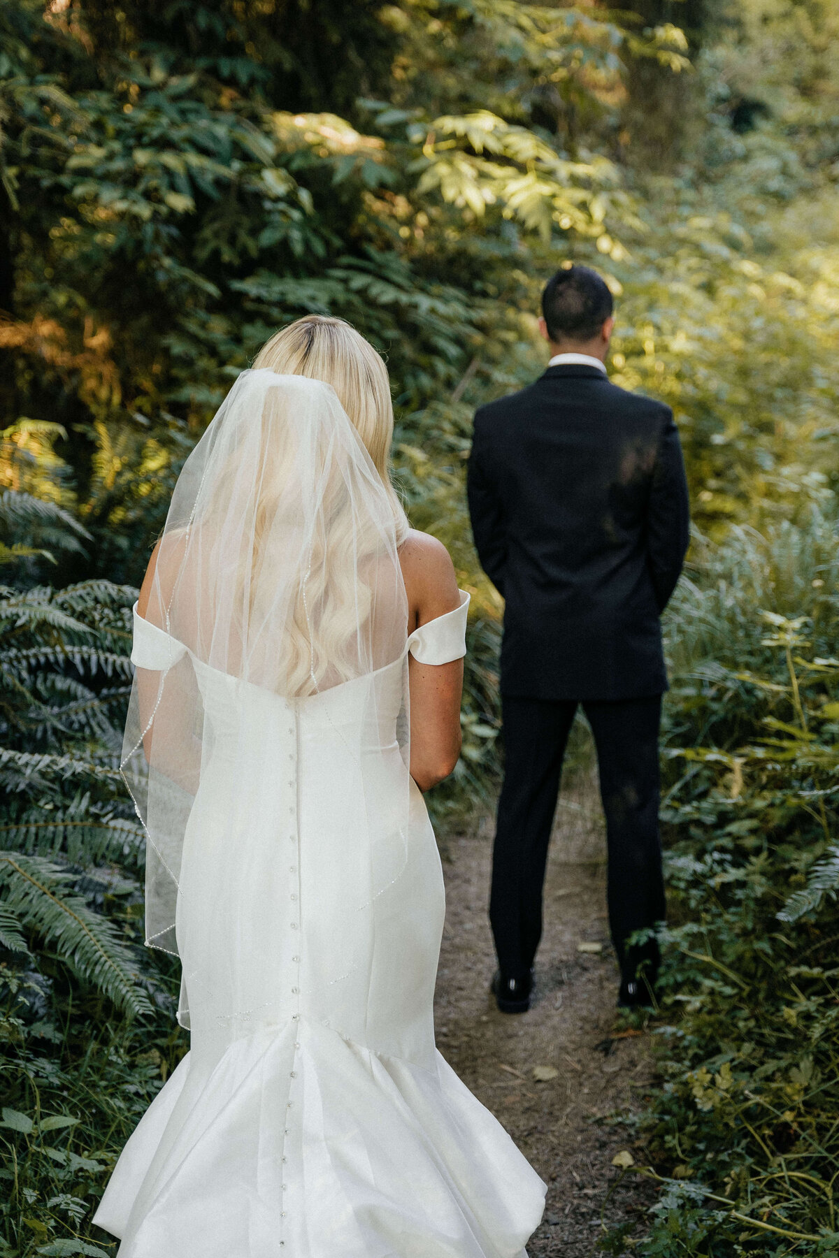 oregon-forest-wedding-bride-groom-first-look