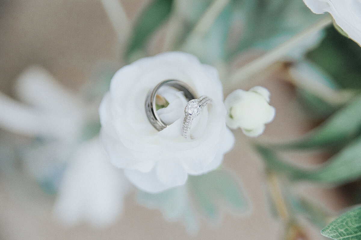 wedding getting ready | Iowa wedding photographer | Iowa Photographer | Playlife | Cedar Rapids | Iowa City | Kalona | Alaynna Ann Schwartz-4