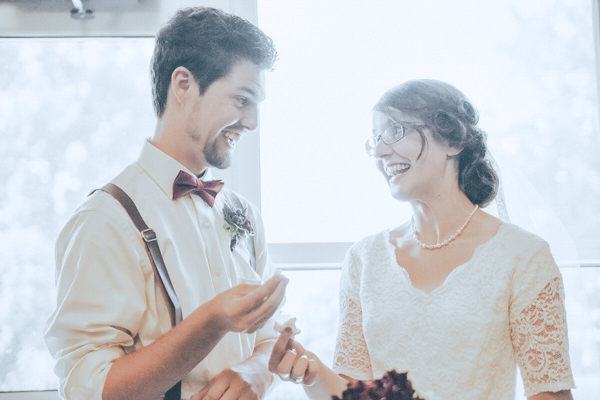 wedding speeches and cake | Iowa wedding photographer | Iowa Photographer | Playlife | Cedar Rapids | Iowa City | Kalona | Alaynna Ann Schwartz-45