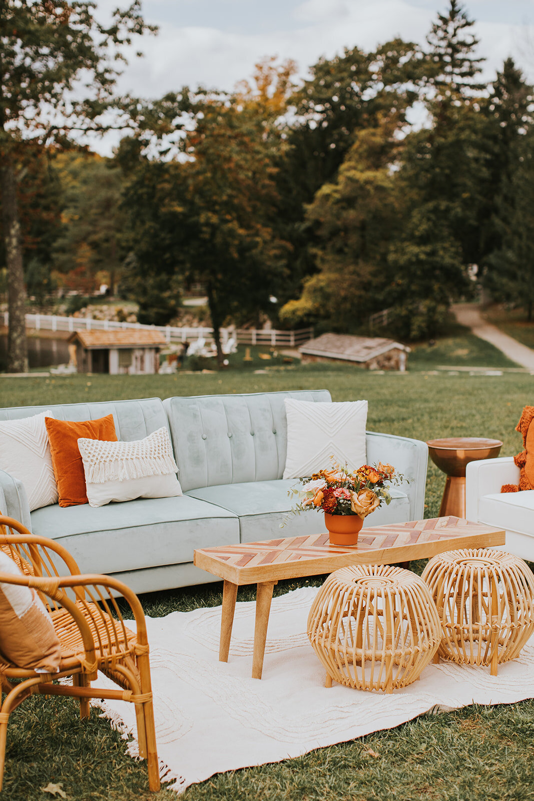 sitting-area-rustic-woodland-wedding-cedar-lakes-1