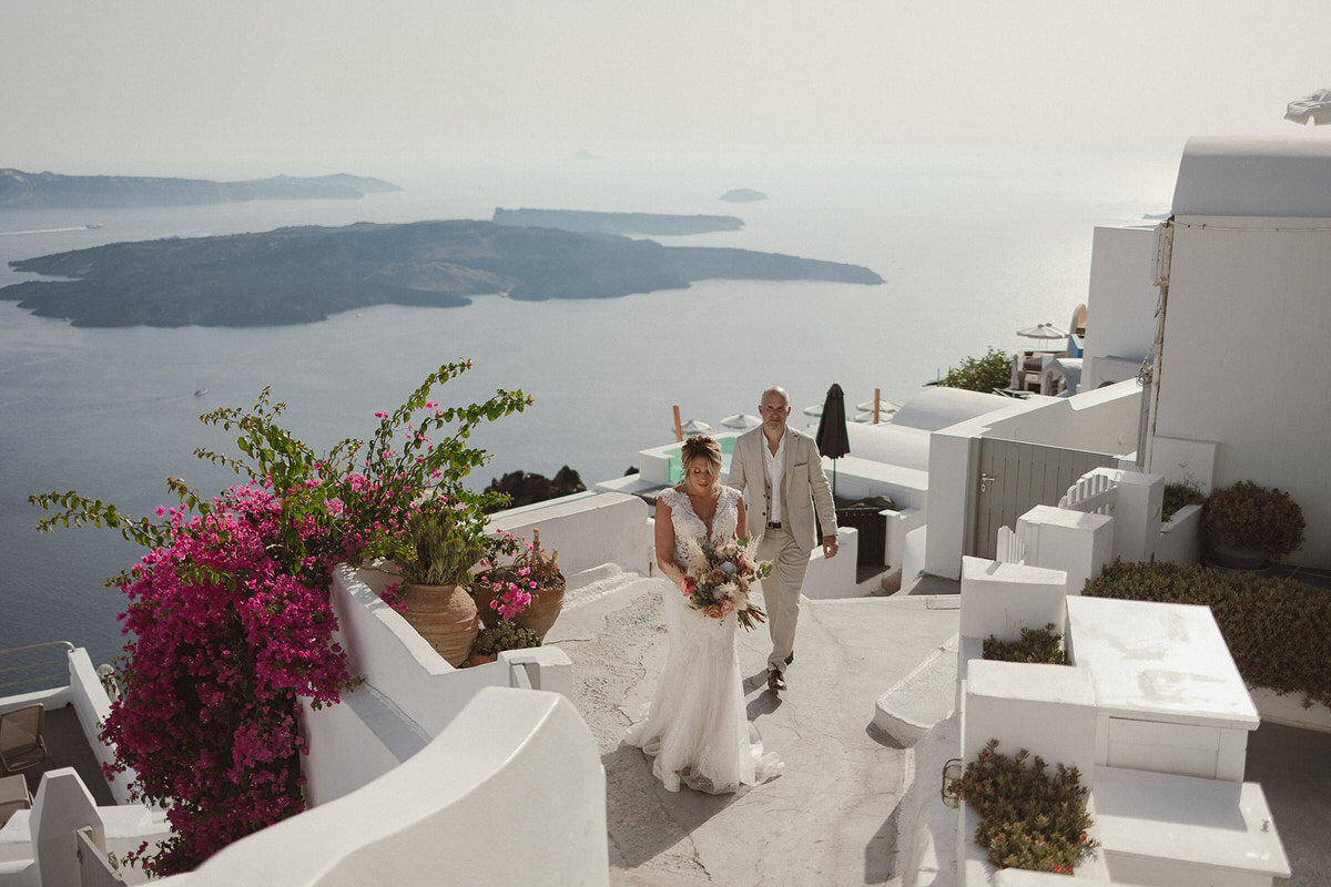 wedding-couple-portrait-santorini-view-laurianevega