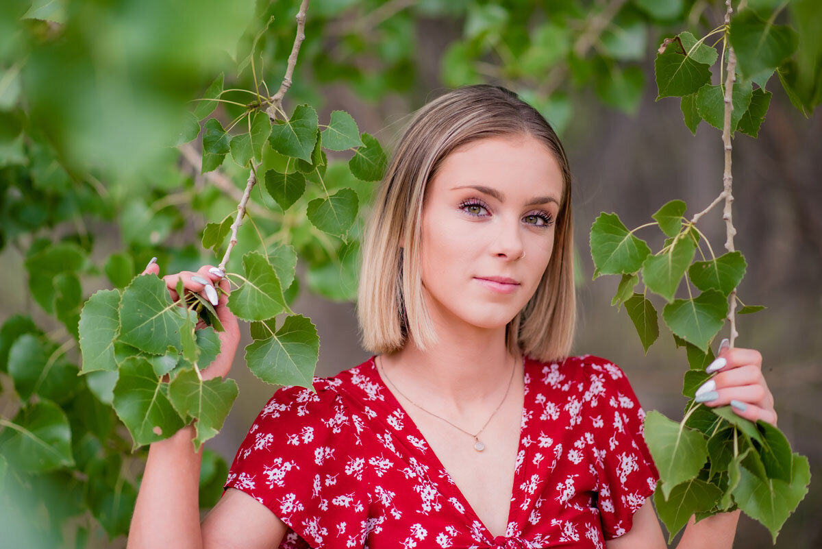 colorado-senior-girl-outdoor-with-leaves-tree