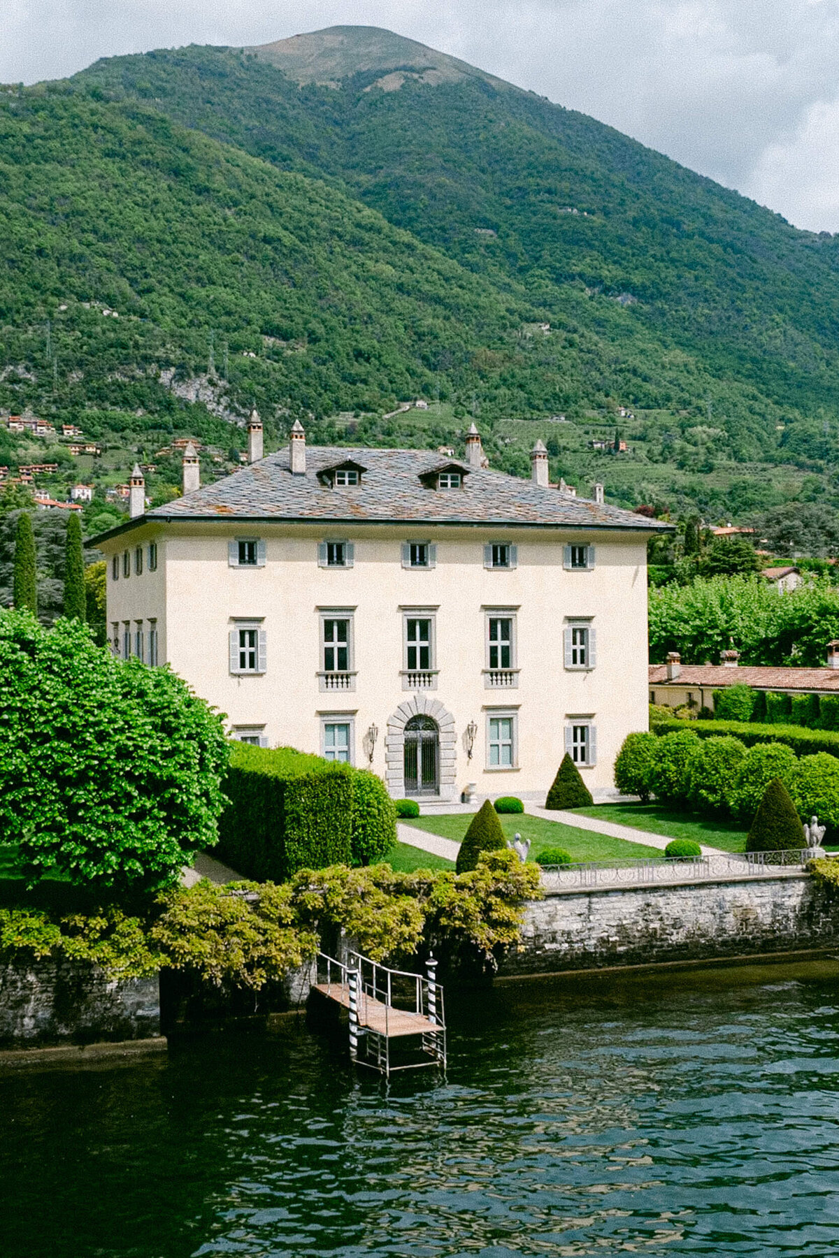 A wedding photo of the wedding venue grounds at Villa Balbiano on lake como in Italy