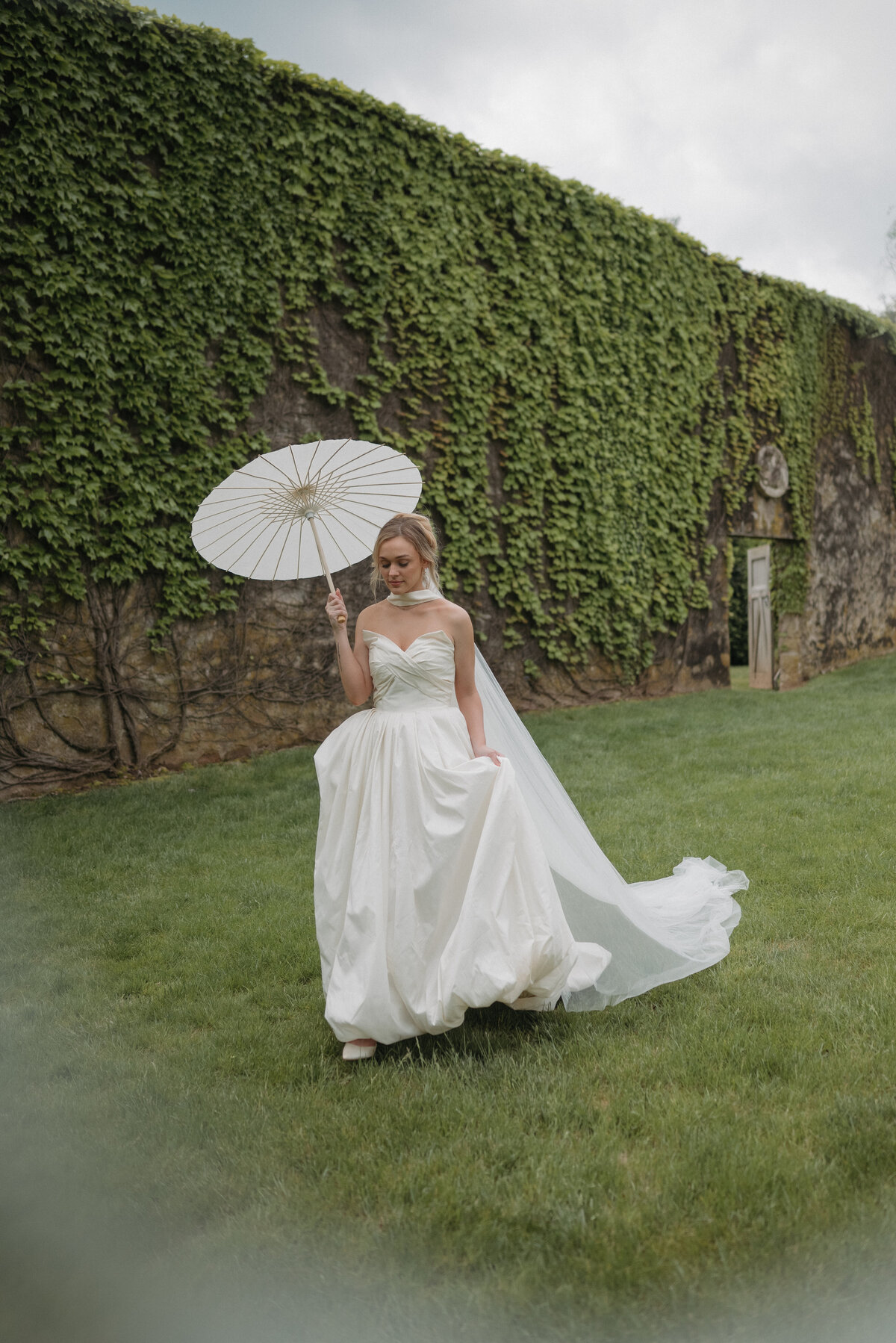 Lauren-Carly-Photo--Highlands-Mansion-European-Countryside-Garden-Wedding-NJ-PA-Destination-Wedding-Photographer--009523