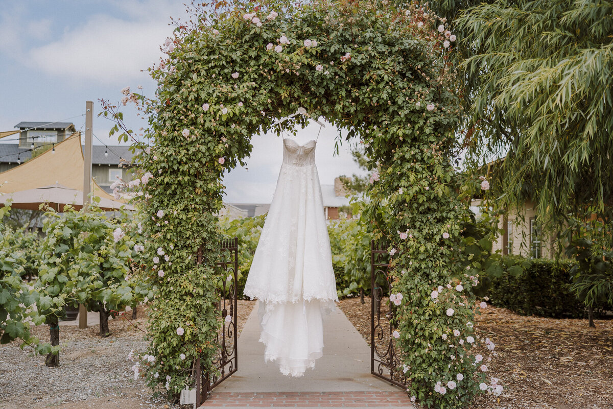 hanging dress jewish ponte winery wedding temecula