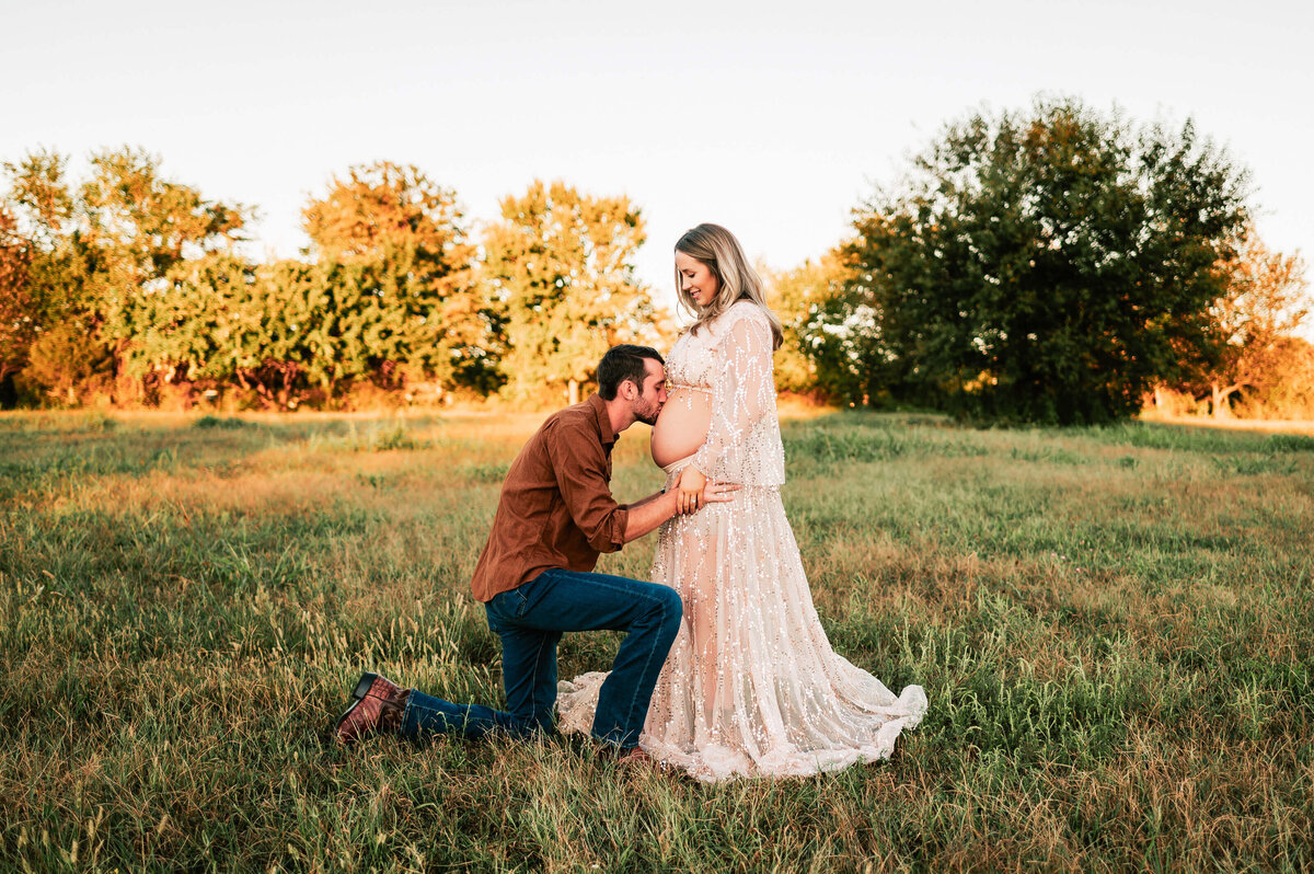 husband kissing pregnant baby bump during Springfield MO maternity photography