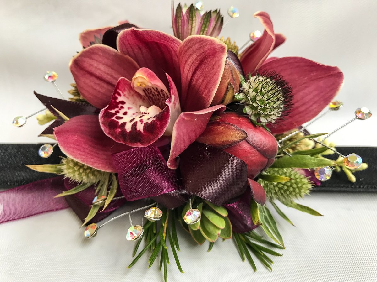 ORCHID WRIST CORSAGE RED