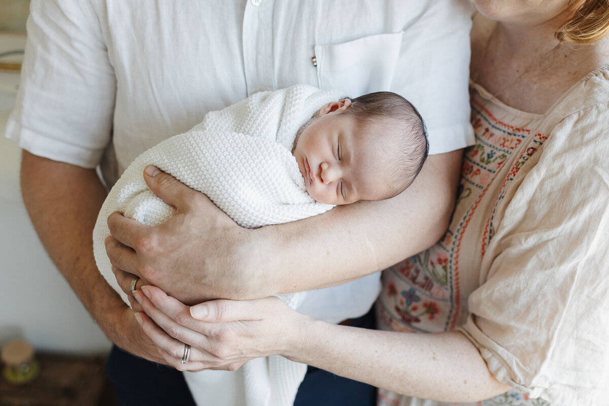 in-home-lifestyle-newborn-photo-session-Toronto-older-sibling-3