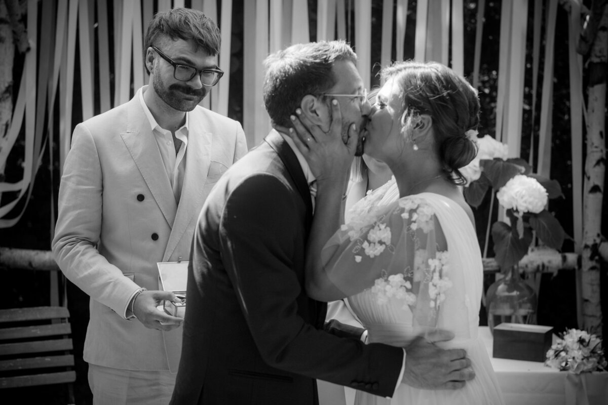 Nach dem Ja-Wort im Rahmen der Freien Trauung küsst sich das Hochzeitspaar.