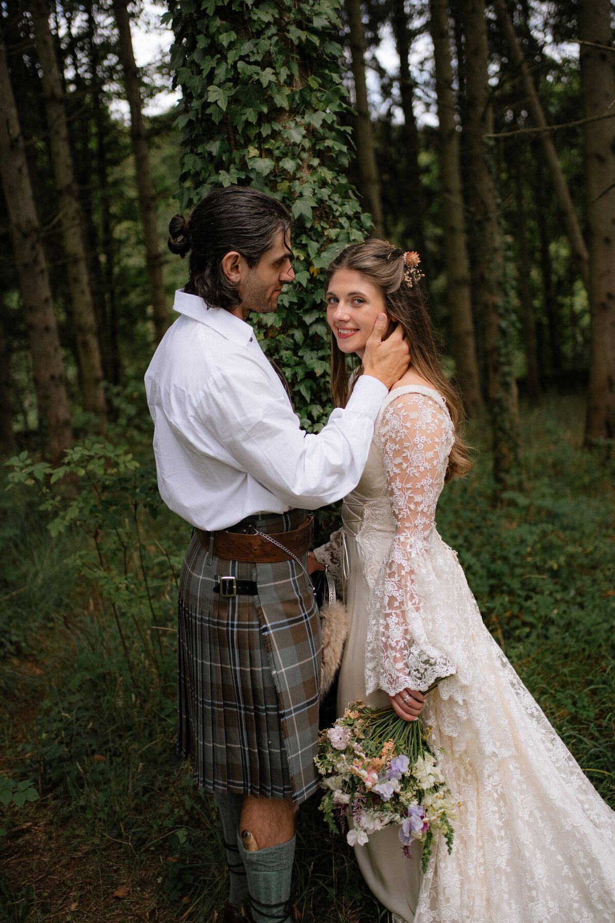 caitlin-and-mike_ruthven-wedding-scotland_elee-smith-photo-24