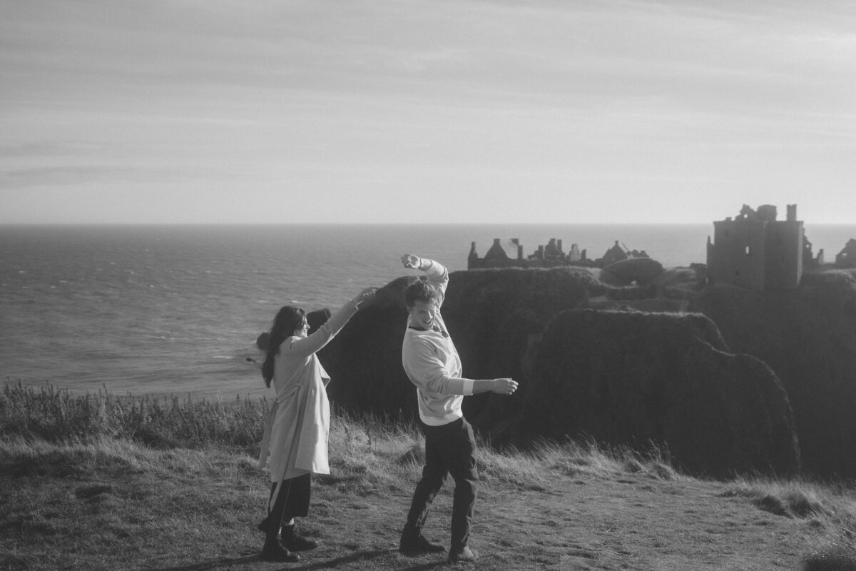 SecretProposal-TheSwiechs-Brandon&McKennaDunnotarCastleScotland-32