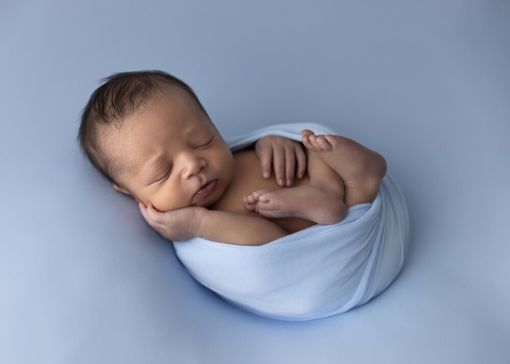 NEWBORN_BABYBOYWRAPPEDPOSEBLUE