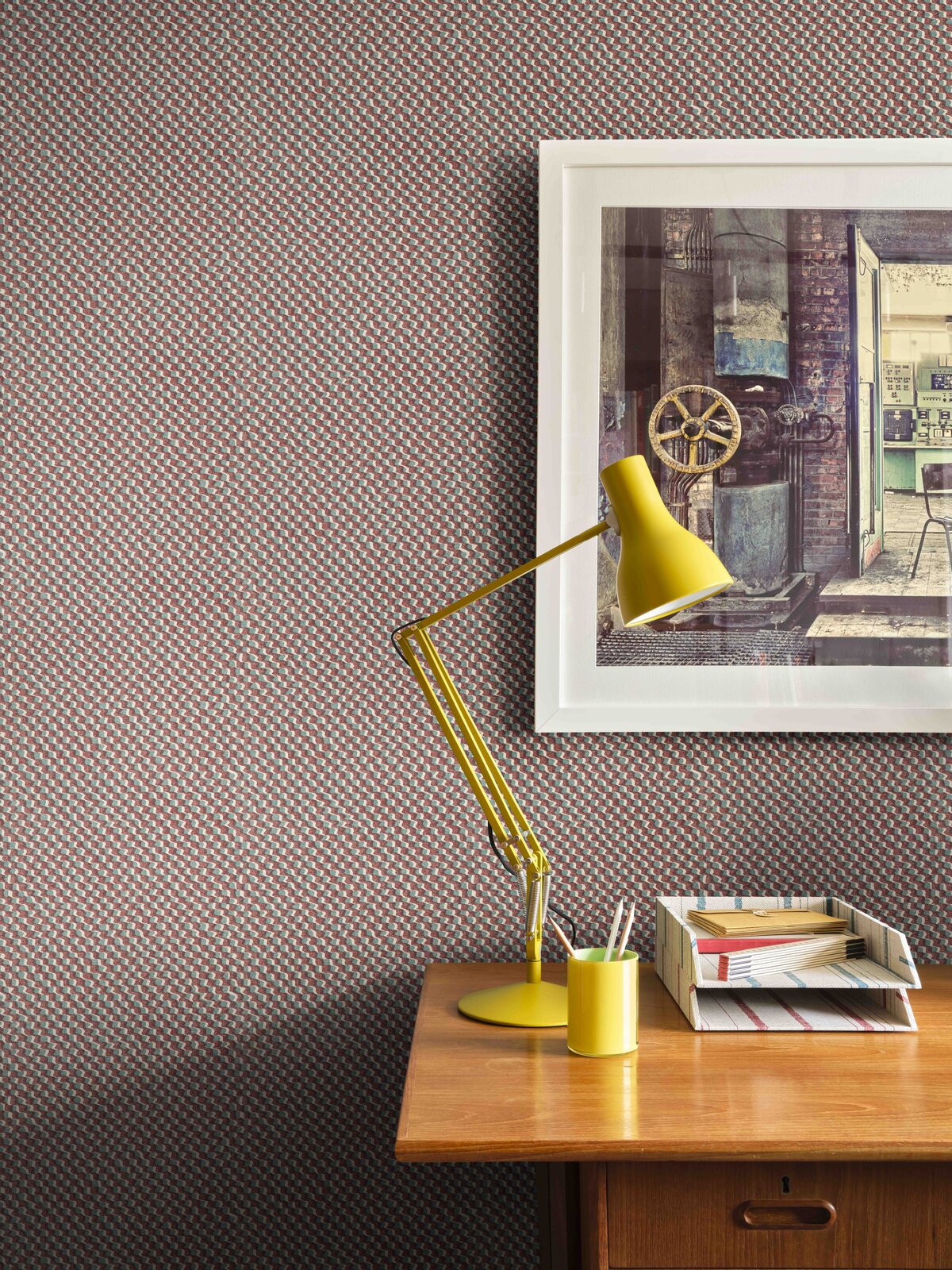 FERMOIE-AUTUMN 25-WALLPAPER-RED-RUFFLE-WPRUFF-003-LIFESTYLE-MED