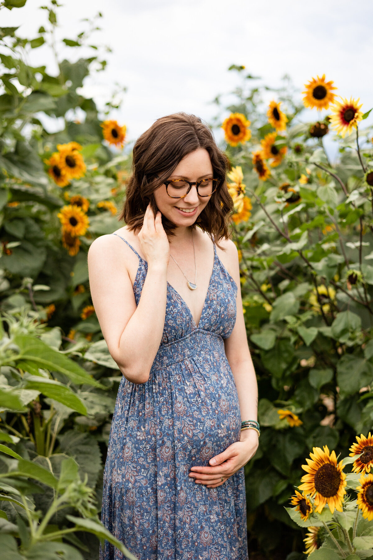 Sunflower-field-maternity-photos-Colorado